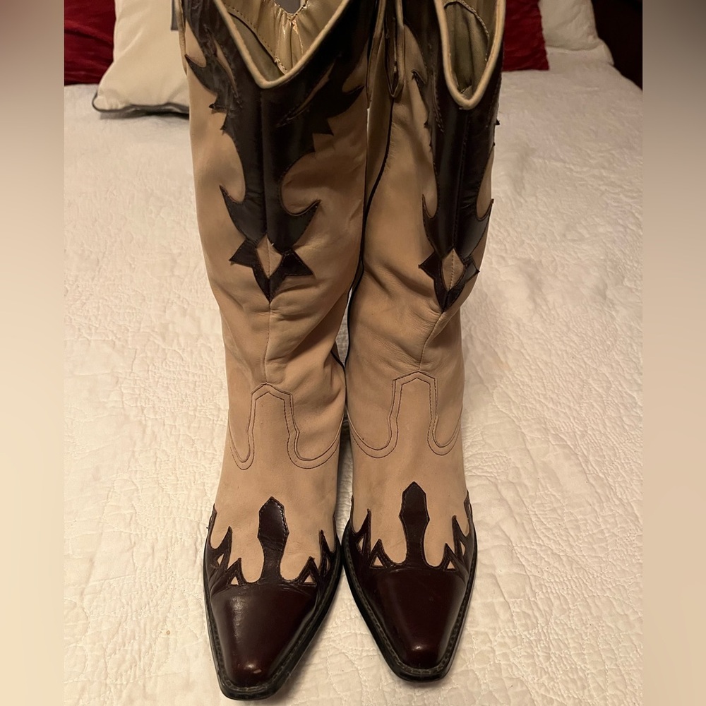 Women’s tan cowboy boots. Size 9. Leather upper.